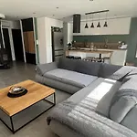 Agreable Recente Au Coeur D'un Petit Village *