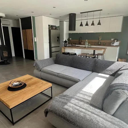 Agreable Recente Au Coeur D'un Petit Village *