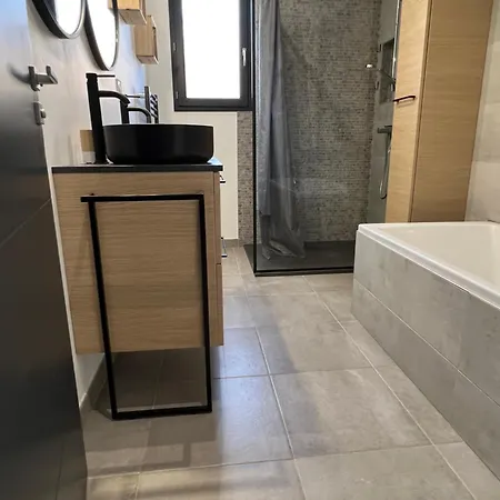 Agreable Recente Au Coeur D'un Petit Village *