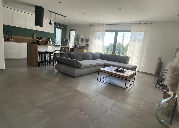 Agreable Recente Au Coeur D'un Petit Village Sernhac